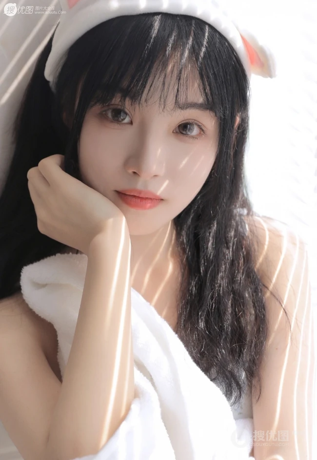 情不自禁，甜美清纯日系少女肩带衣短裤热裤室内写真图片