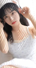 情不自禁，甜美清纯日系少女肩带衣短裤热裤室内写真图片