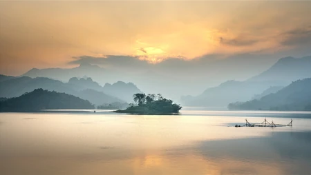 湖中山水景色，如中国画般的湖中山水景色桌面壁纸图片