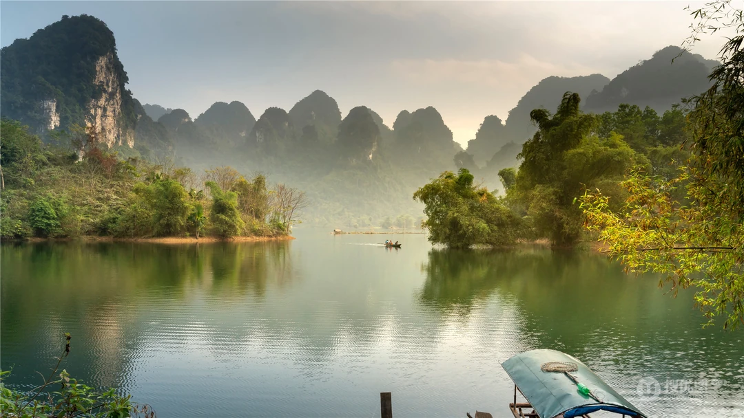 湖中山水景色，如中国画般的湖中山水景色桌面壁纸图片