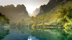 湖中山水景色，如中国画般的湖中山水景色桌面壁纸图片
