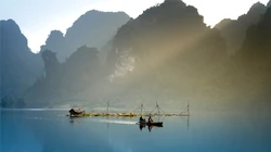 湖中山水景色，如中国画般的湖中山水景色桌面壁纸图片