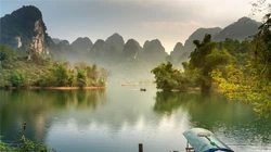 湖中山水景色，如中国画般的湖中山水景色桌面壁纸图片