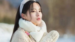 雪山中的清丽女孩唯美桌面壁纸，冷冬中那一抹靓丽身影，不被尘世沾染