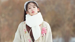 雪山中的清丽女孩唯美桌面壁纸，冷冬中那一抹靓丽身影，不被尘世沾染