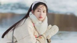 雪山中的清丽女孩唯美桌面壁纸，冷冬中那一抹靓丽身影，不被尘世沾染
