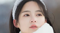 雪山中的清丽女孩唯美桌面壁纸，冷冬中那一抹靓丽身影，不被尘世沾染