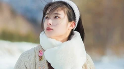 雪山中的清丽女孩唯美桌面壁纸，冷冬中那一抹靓丽身影，不被尘世沾染