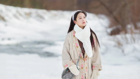 雪山中的清丽女孩唯美桌面壁纸，冷冬中那一抹靓丽身影，不被尘世沾染