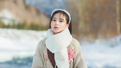 雪山中的清丽女孩唯美桌面壁纸，冷冬中那一抹靓丽身影，不被尘世沾染