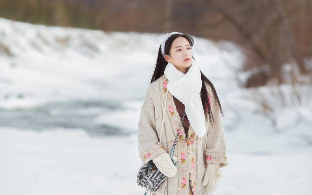 雪山中的清丽女孩唯美桌面壁纸，冷冬中那一抹靓丽身影，不被尘世沾染