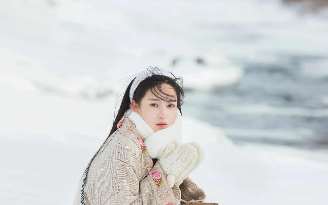 雪山中的清丽女孩唯美桌面壁纸，冷冬中那一抹靓丽身影，不被尘世沾染