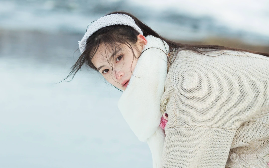 雪山中的清丽女孩唯美桌面壁纸，冷冬中那一抹靓丽身影，不被尘世沾染
