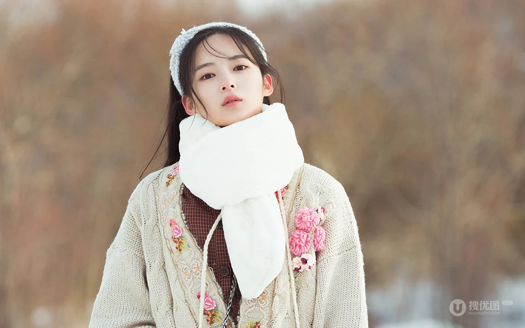 雪山中的清丽女孩唯美桌面壁纸，冷冬中那一抹靓丽身影，不被尘世沾染