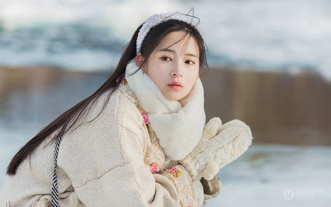 雪山中的清丽女孩唯美桌面壁纸，冷冬中那一抹靓丽身影，不被尘世沾染