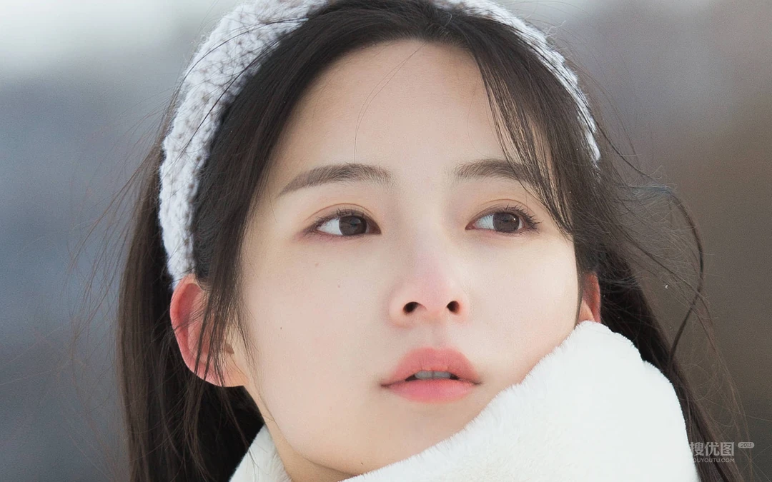 雪山中的清丽女孩唯美桌面壁纸，冷冬中那一抹靓丽身影，不被尘世沾染