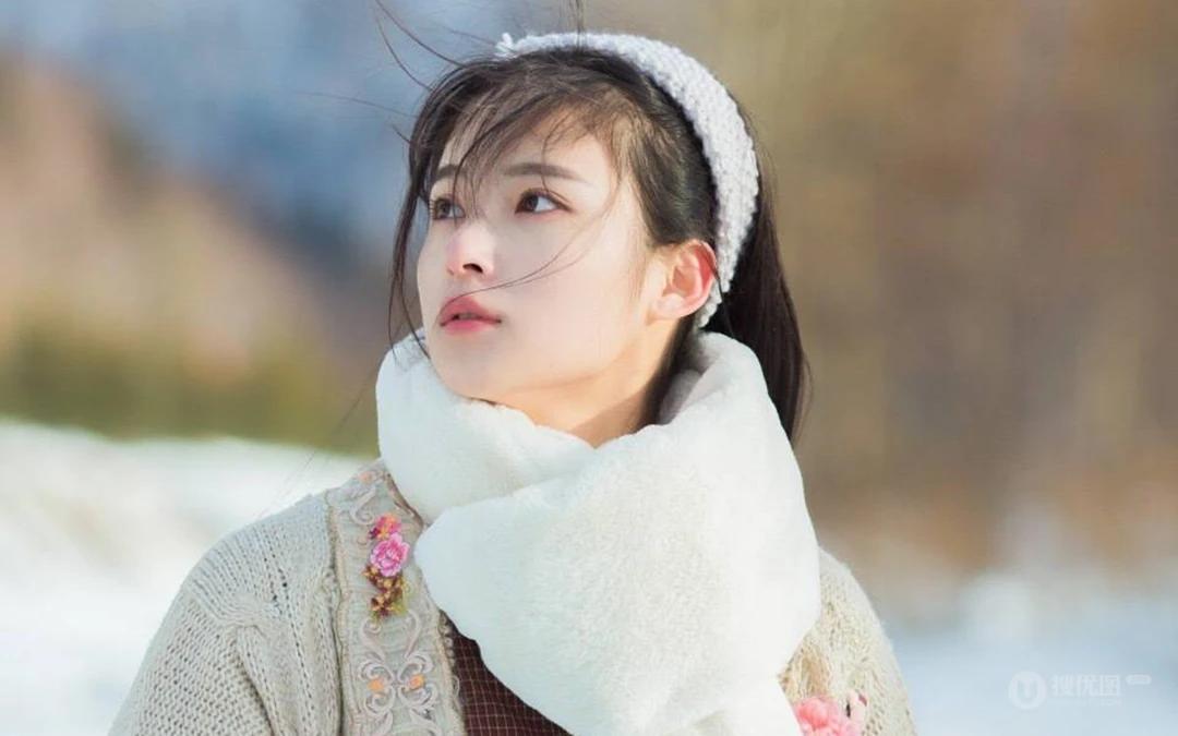 雪山中的清丽女孩唯美桌面壁纸，冷冬中那一抹靓丽身影，不被尘世沾染