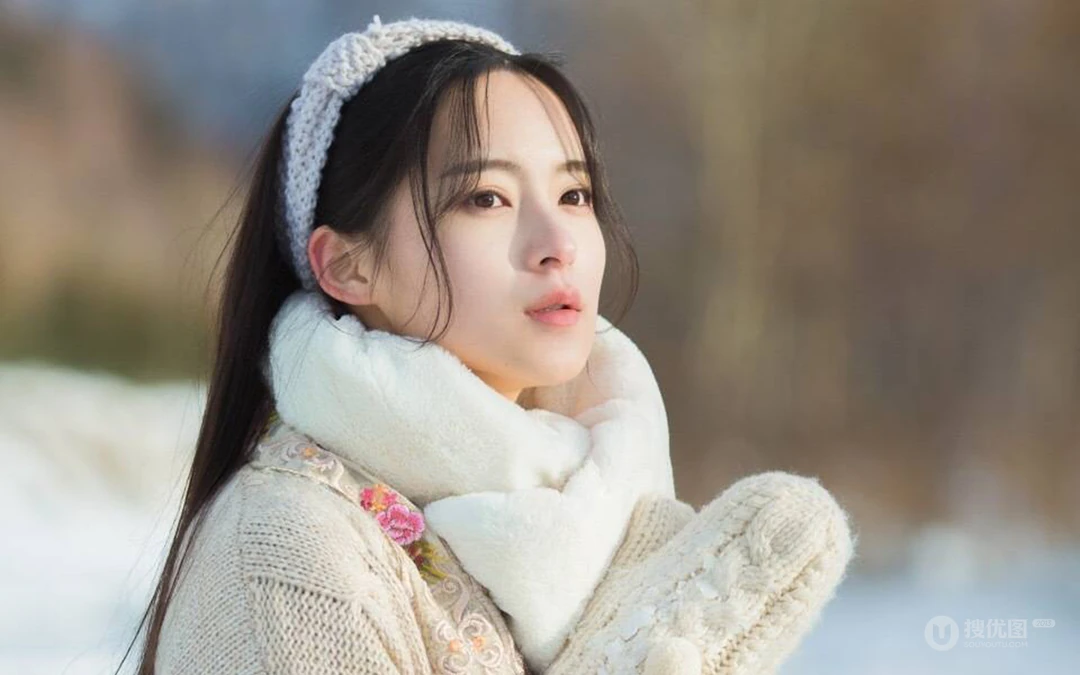 雪山中的清丽女孩唯美桌面壁纸，冷冬中那一抹靓丽身影，不被尘世沾染