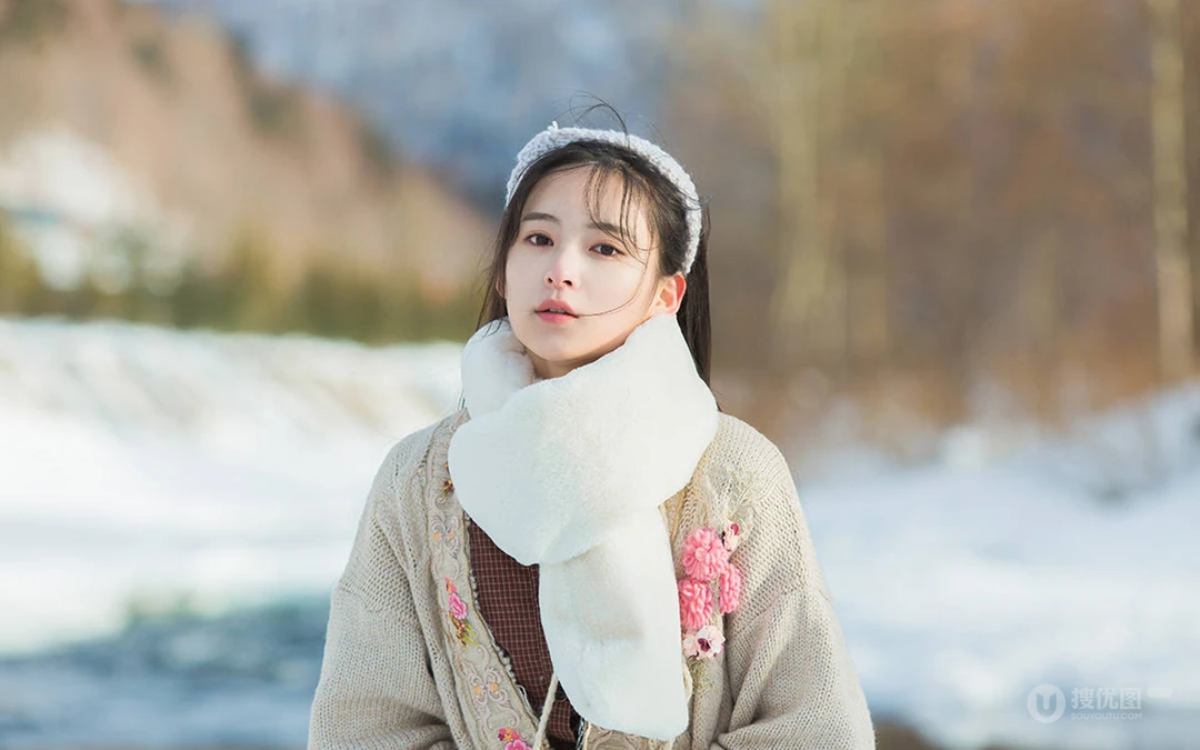 雪山中的清丽女孩唯美桌面壁纸，冷冬中那一抹靓丽身影，不被尘世沾染