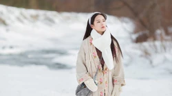 雪山中的清丽女孩唯美桌面壁纸，冷冬中那一抹靓丽身影，不被尘世沾染
