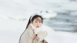 雪山中的清丽女孩唯美桌面壁纸，冷冬中那一抹靓丽身影，不被尘世沾染