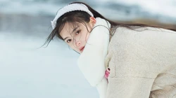 雪山中的清丽女孩唯美桌面壁纸，冷冬中那一抹靓丽身影，不被尘世沾染