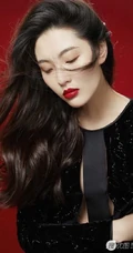 陈碧舸微卷长发柔美动人棚拍写真图片
