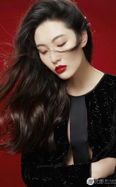 陈碧舸微卷长发柔美动人棚拍写真图片