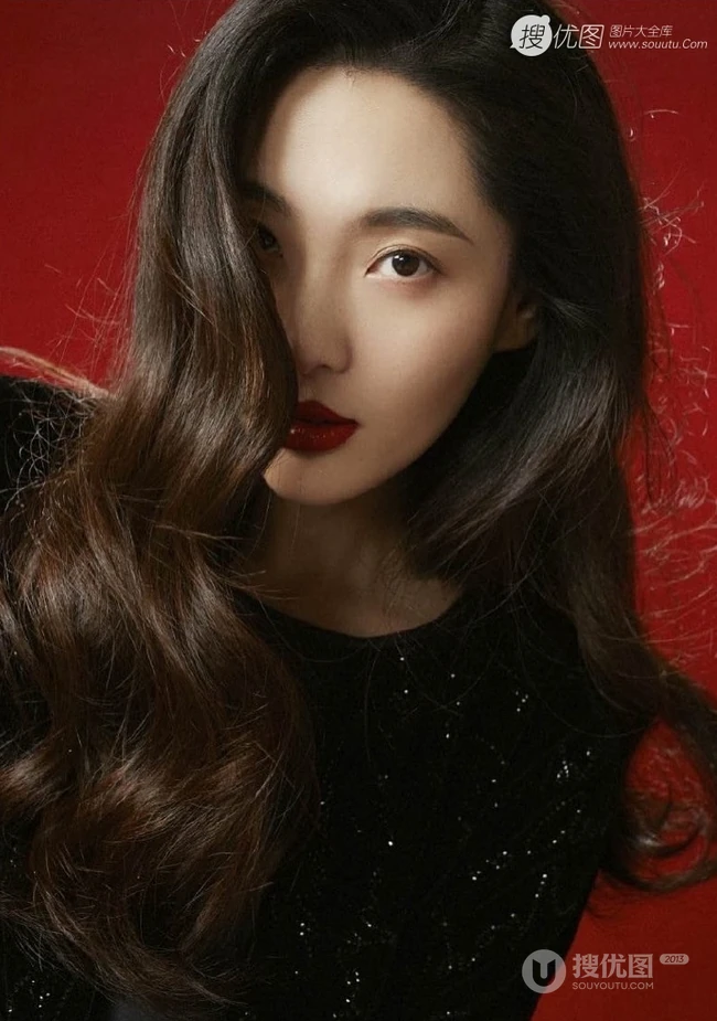 陈碧舸微卷长发柔美动人棚拍写真图片