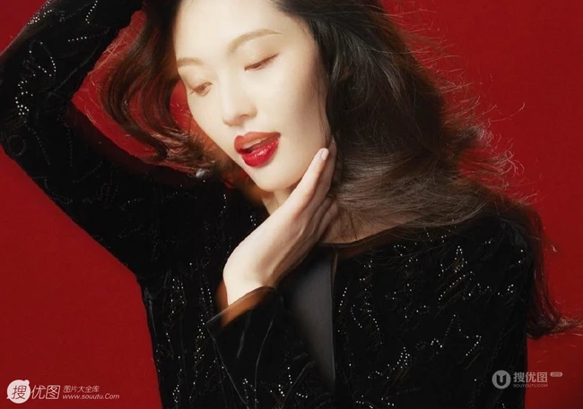 陈碧舸微卷长发柔美动人棚拍写真图片