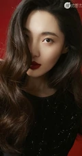 陈碧舸微卷长发柔美动人棚拍写真图片