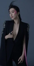范冰冰气质简约西装上阵，演绎梦幻重影的神秘与吸睛感