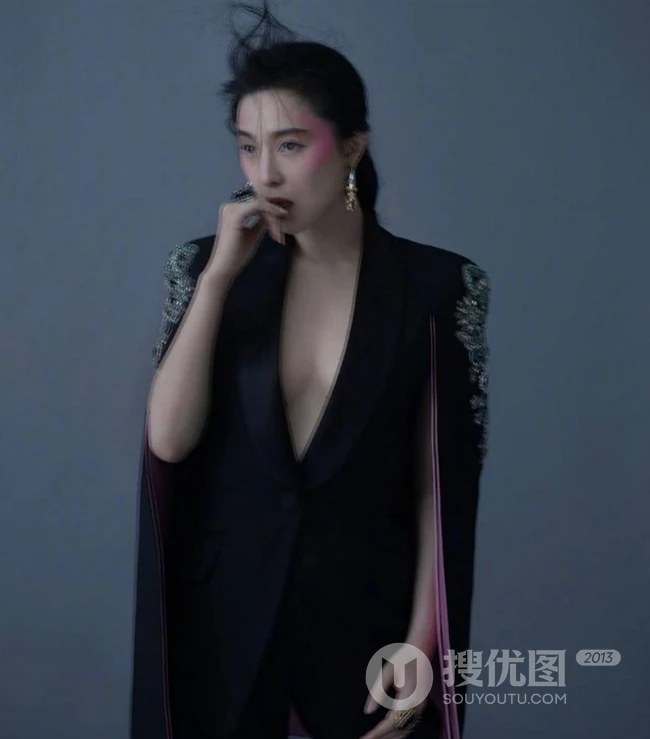 范冰冰气质简约西装上阵，演绎梦幻重影的神秘与吸睛感