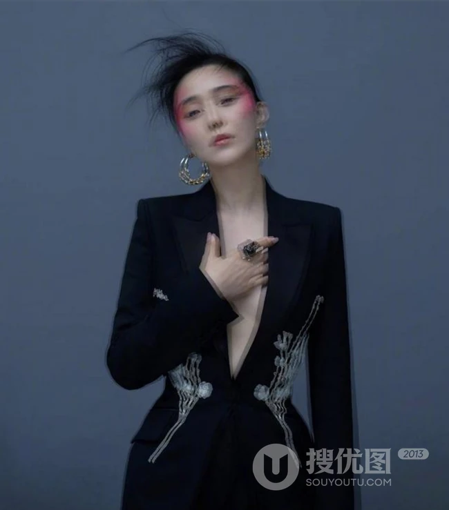 范冰冰气质简约西装上阵，演绎梦幻重影的神秘与吸睛感