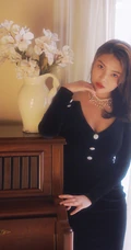 徐冬冬气质妩媚V领长裙礼服弹钢琴写真图片