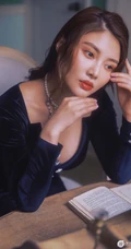 徐冬冬气质妩媚V领长裙礼服弹钢琴写真图片