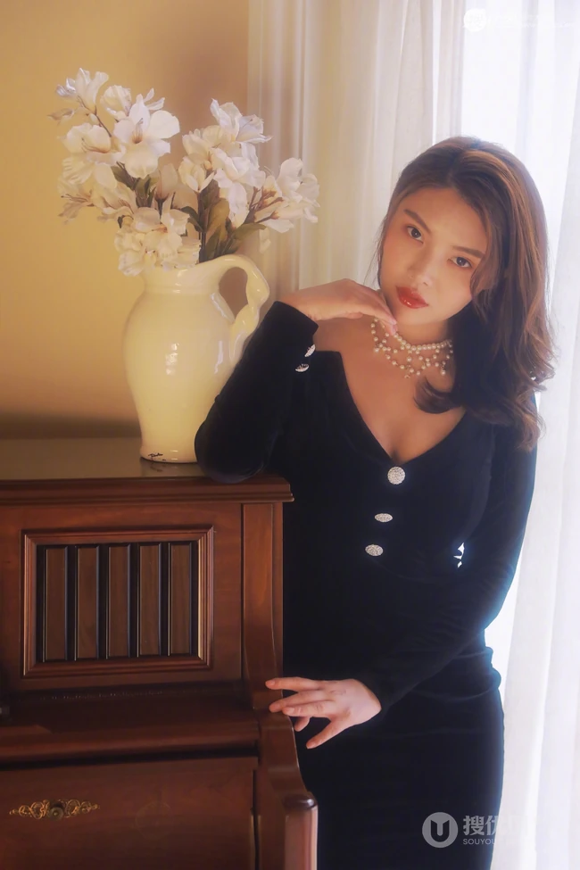徐冬冬气质妩媚V领长裙礼服弹钢琴写真图片