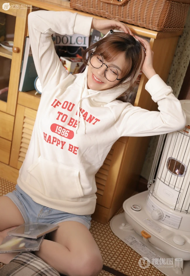 戴眼镜的元气女孩Danni嗷卫衣牛仔短裤居家学习写真美图