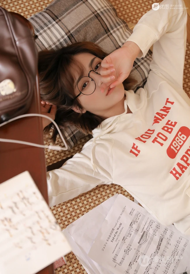 戴眼镜的元气女孩Danni嗷卫衣牛仔短裤居家学习写真美图
