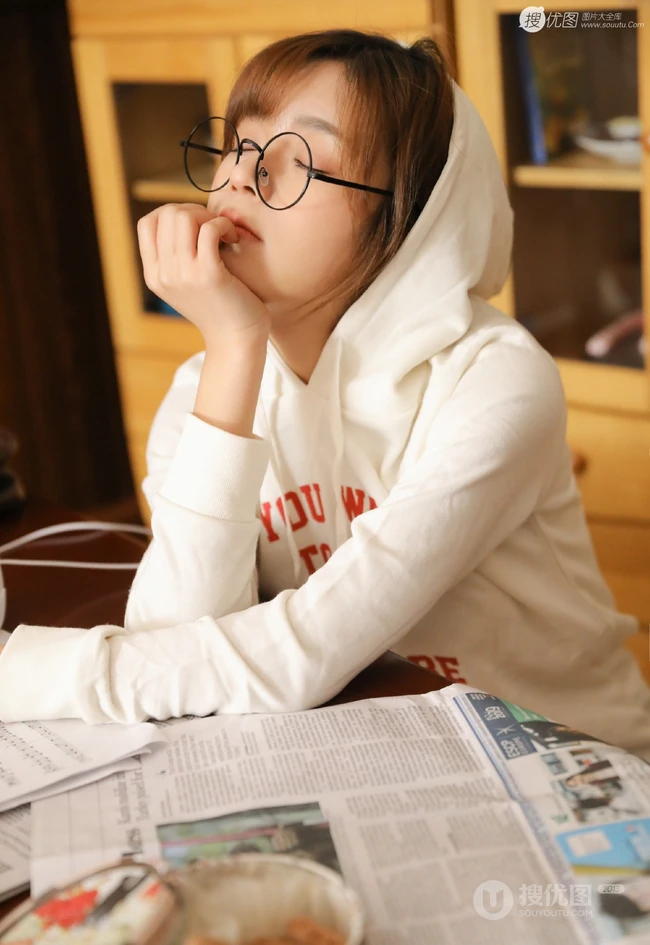 戴眼镜的元气女孩Danni嗷卫衣牛仔短裤居家学习写真美图