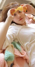 00后日系元气少女粉色系睡衣短裤居家室内显线条感气质写真图片