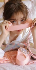 00后日系元气少女粉色系睡衣短裤居家室内显线条感气质写真图片