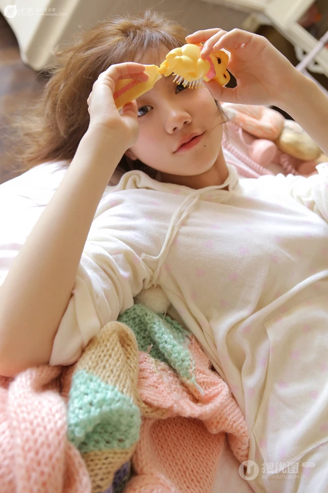 00后日系元气少女粉色系睡衣短裤居家室内显线条感气质写真图片