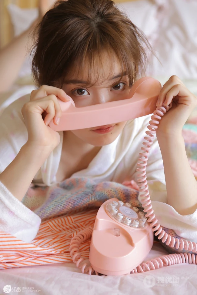 00后日系元气少女粉色系睡衣短裤居家室内显线条感气质写真图片
