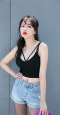 时尚运动滑板女生气质黑色背心牛仔短裤网袜街拍写真图片