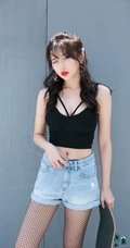 时尚运动滑板女生气质黑色背心牛仔短裤网袜街拍写真图片