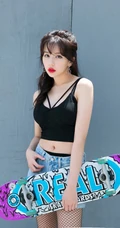 时尚运动滑板女生气质黑色背心牛仔短裤网袜街拍写真图片