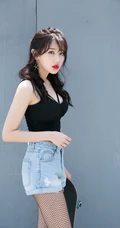 时尚运动滑板女生气质黑色背心牛仔短裤网袜街拍写真图片