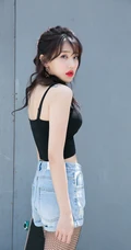 时尚运动滑板女生气质黑色背心牛仔短裤网袜街拍写真图片