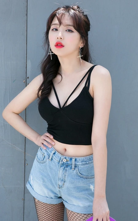 时尚运动滑板女生气质黑色背心牛仔短裤网袜街拍写真图片